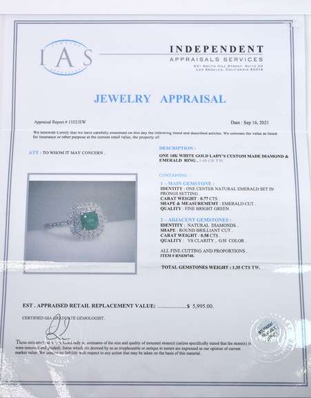 Beautiful 18K White Gold Ladies Ring with Emerald and Diamonds