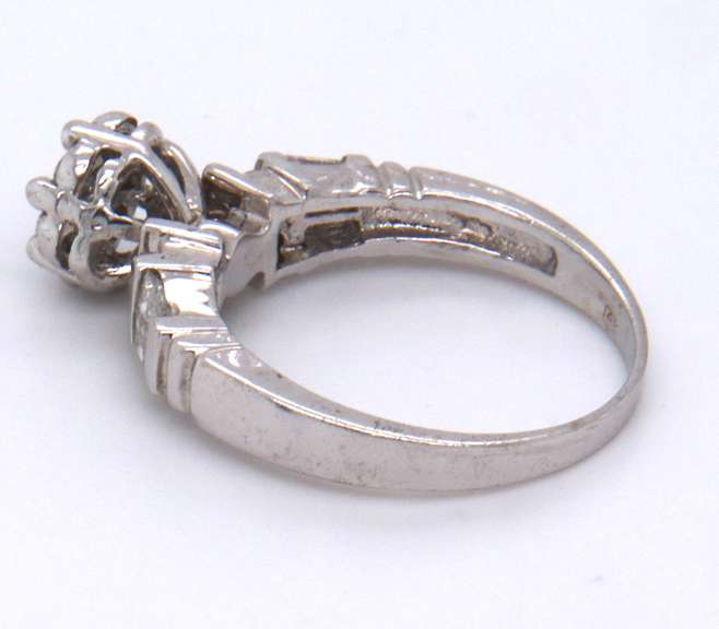 LADIES 14K WHITE GOLD DIAMOND RING