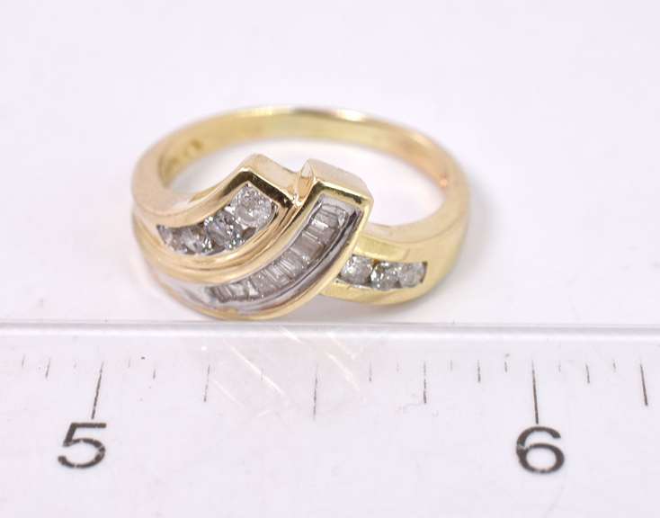 Diamond Criss Cross Band Ring in Gold