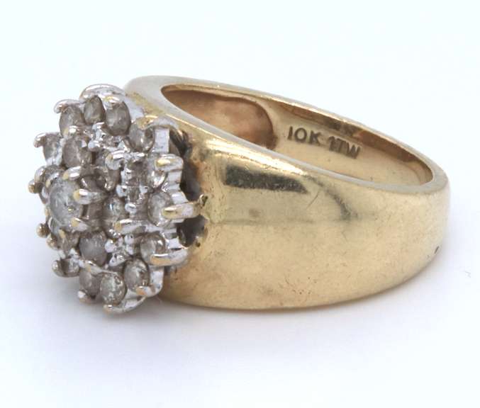 LADIES 10 KT YELLOW GOLD DIAMOND CLUSTER RING