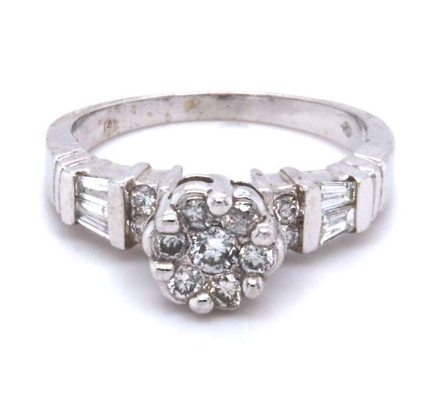 LADIES 14K WHITE GOLD DIAMOND RING