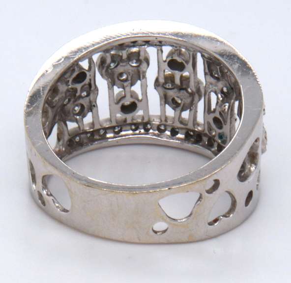 LADIES 18K WHITE GOLD DIAMOND BAND