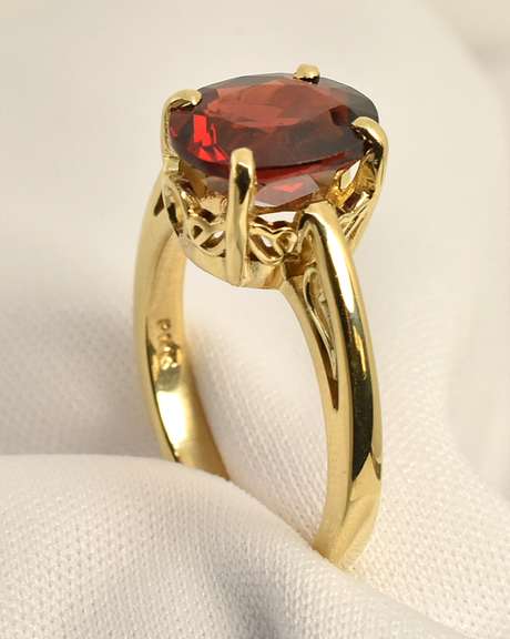 Classic Garnet Ring