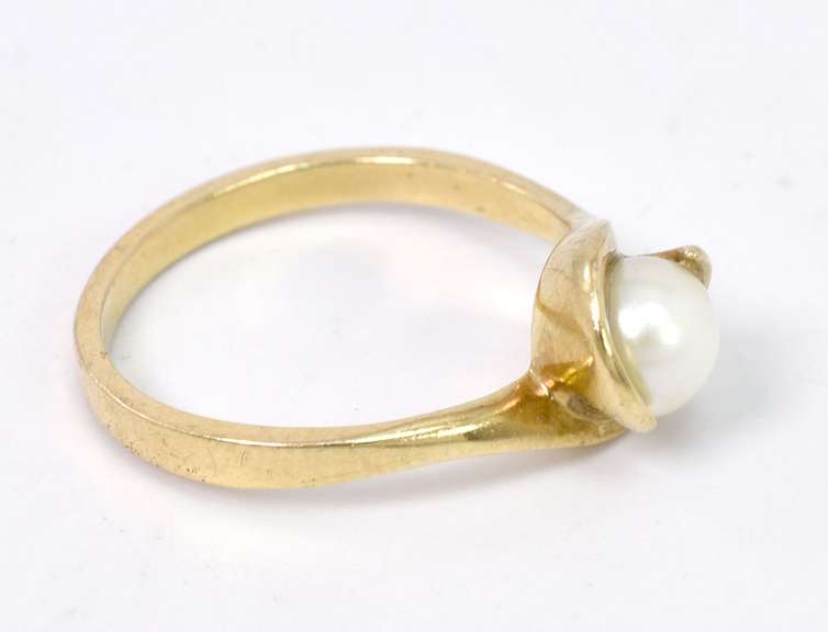 Pearl Yellow Gold Ring