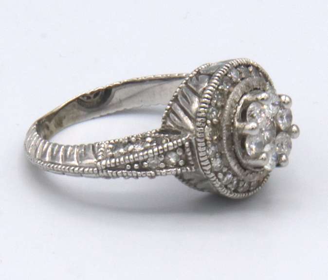 LADIES 14 KT WHITE GOLD DIAMOND HALO RING