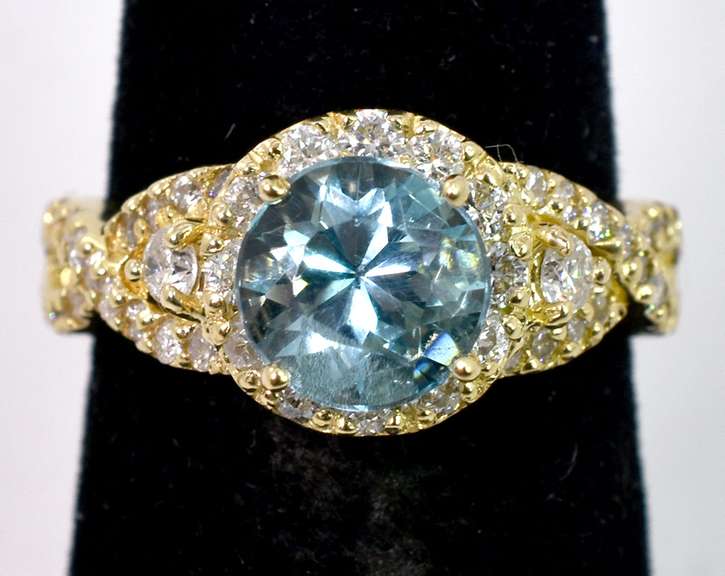 Ravishing 14K Yellow Gold Lady's Ring with Aquamarine and Diamonds.