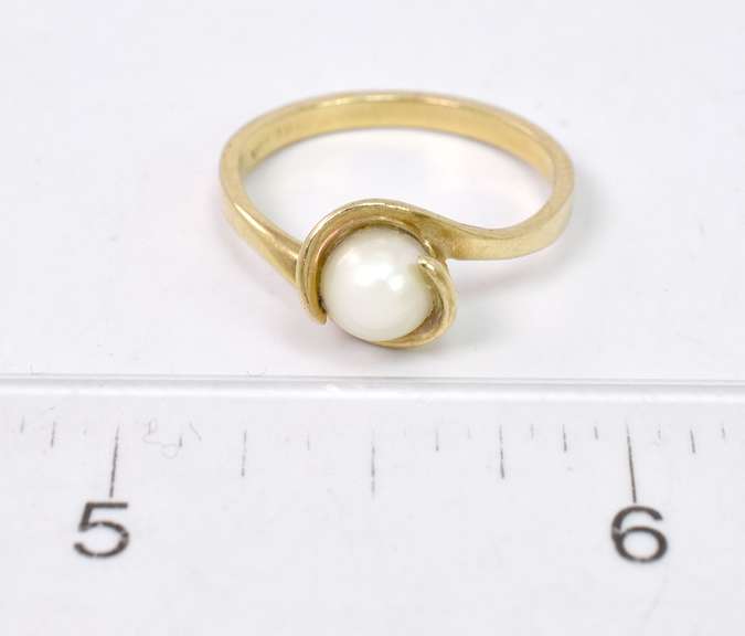 Pearl Yellow Gold Ring