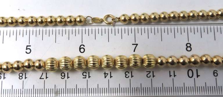 Attractive 18kt Graduated Gold Bead Necklace