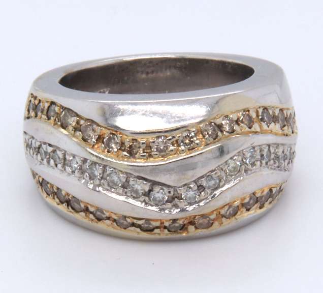 LADIES 14KT WHITE GOLD DIAMOND BAND.