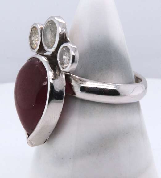 LADIES 18 KT WHITE GOLD CABOCHON RUBY AND DIAMOND RING