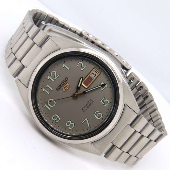 Seiko 5 Automatic 17 Jewels Day Date Watch