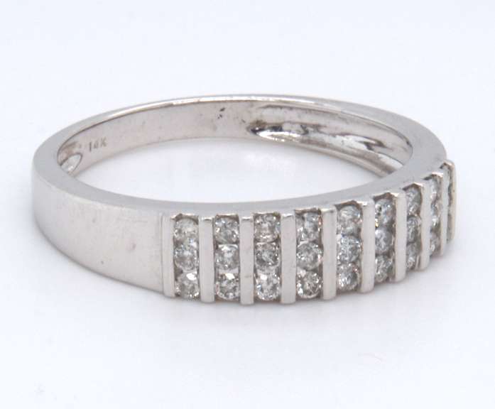 LADIES 14 KT WHITE GOLD DIAMOND BAND