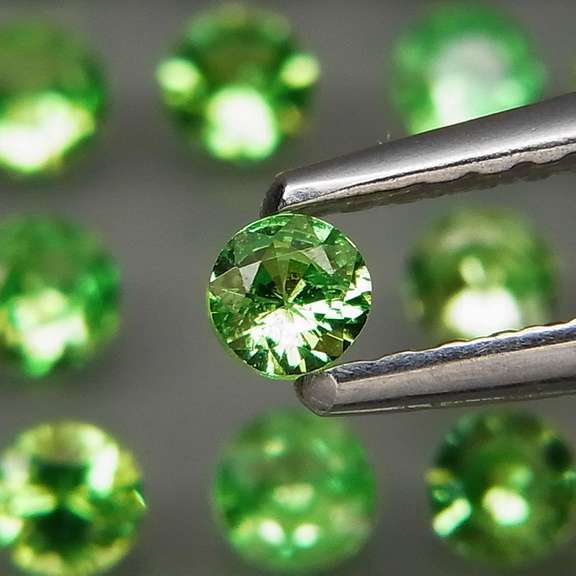 Untreated 3.29ct green diamond cut Tsavorite set