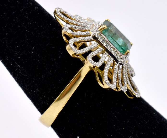 Elegant 18K Gold Ring with Emeral and Diamonds