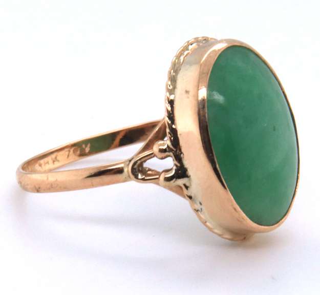 Vintage Yellow Gold Oval Jade Cab Ring