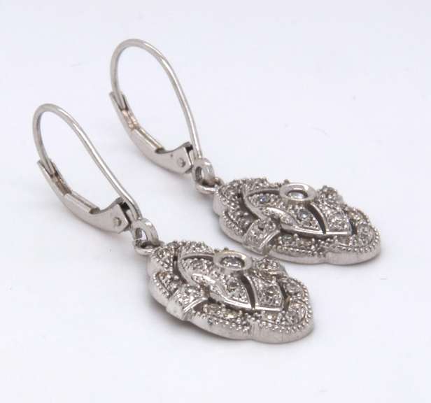LADIES 14 KT WHITE GOLD DIAMOND HANGING EARRINGS