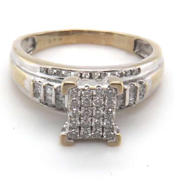LADIES 14 KT WHITE GOLD DIAMOND RING.
