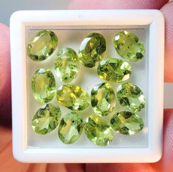 Glittering 13 piece Peridot set weighing 10cts
