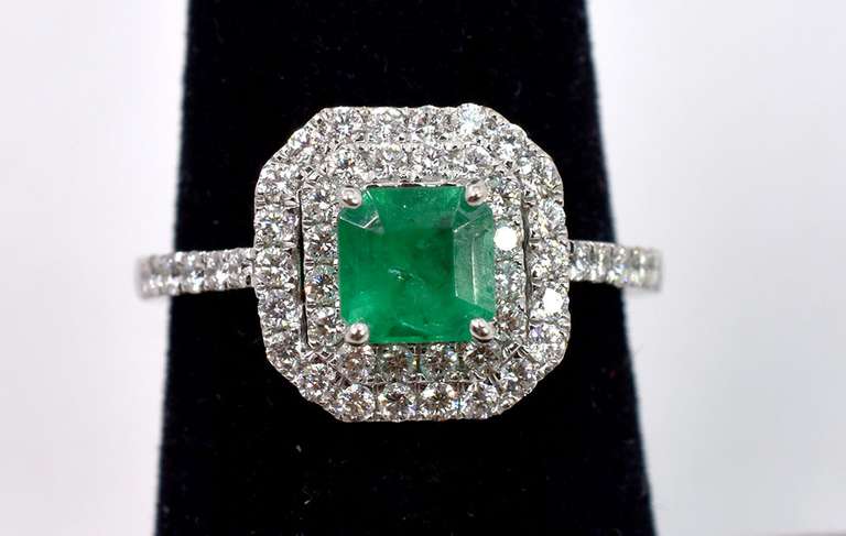 Beautiful 18K White Gold Ladies Ring with Emerald and Diamonds
