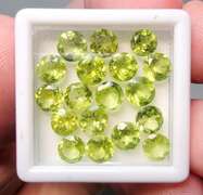 Glittering 18 piece Peridot set weighing 10.10cts