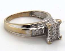 LADIES 14 KT WHITE GOLD DIAMOND RING.