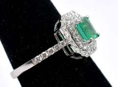 Beautiful 18K White Gold Ladies Ring with Emerald and Diamonds