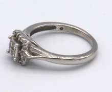 LADIES 14 KT WHITE GOLD DIAMOND RING
