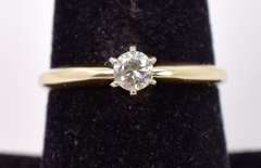 Beautiful Diamond Set in Ladies 14K Yellow Gold Engagement Ring