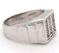 MEN'S 14 KT WHITE GOLD DIAMOND RING.