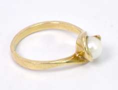 Pearl Yellow Gold Ring