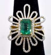 Elegant 18K Gold Ring with Emeral and Diamonds