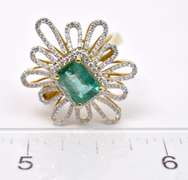 Elegant 18K Gold Ring with Emeral and Diamonds