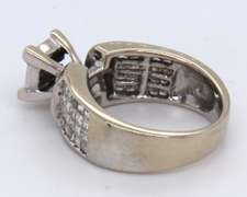 LADIES 14 KT WHITE GOLD DIAMOND RING