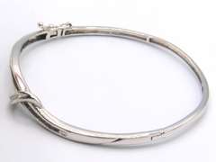 LADIES 14 KT WHITE GOLD DIAMOND BANGLE