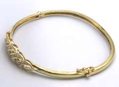 LADIES 14 KT DIAMOND BANGLE BRACELET