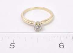 Beautiful Diamond Set in Ladies 14K Yellow Gold Engagement Ring