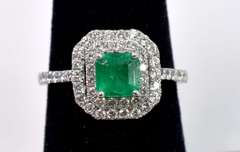 Beautiful 18K White Gold Ladies Ring with Emerald and Diamonds