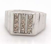 MEN'S 14 KT WHITE GOLD DIAMOND RING.
