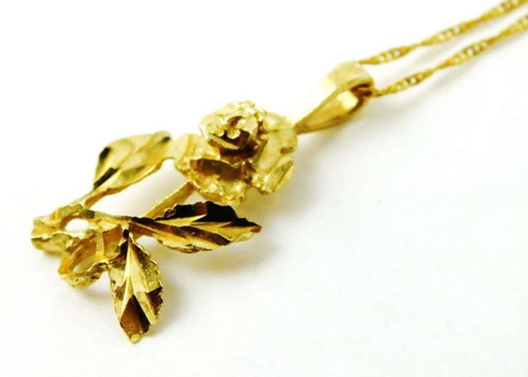 14K Glistening Rose Pendant & 25 Inch Chain
