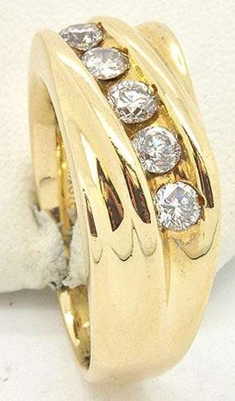 Elegant Gents 14kt Gold Diamond Ring