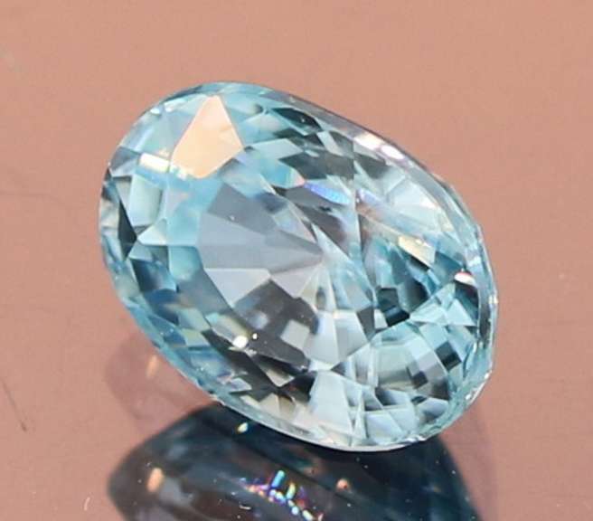 Super glittering! 2.44ct bi-color Cambodian Zircon