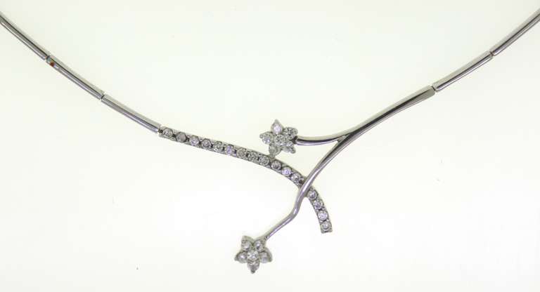 18K White Gold Necklace With Flower Details