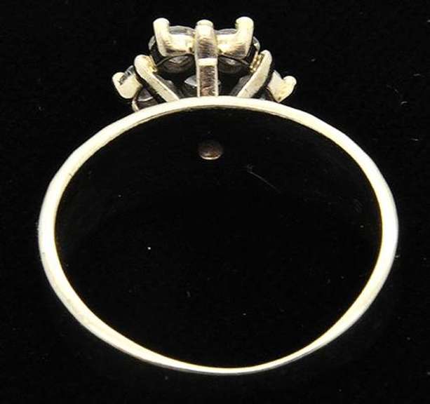 LADIES 14KT WHITE GOLD DIAMOND CLUSTER RING.