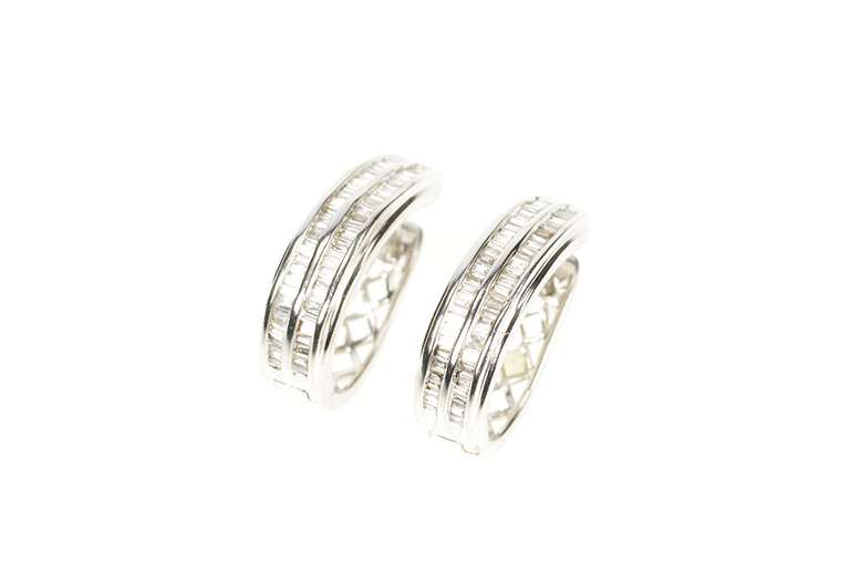 14K White Gold 1.04 Ctw Baguette Diamond Encrusted Oval Hoop Earrings