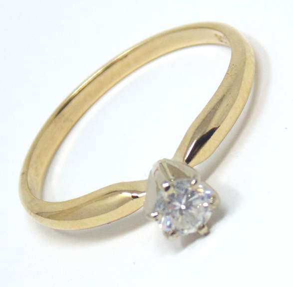 Fantastic Diamond Solitaire Engagement Ring