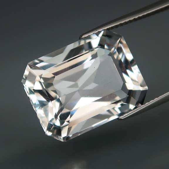 Superb 16.78ct top gem grade diamond white Quartz