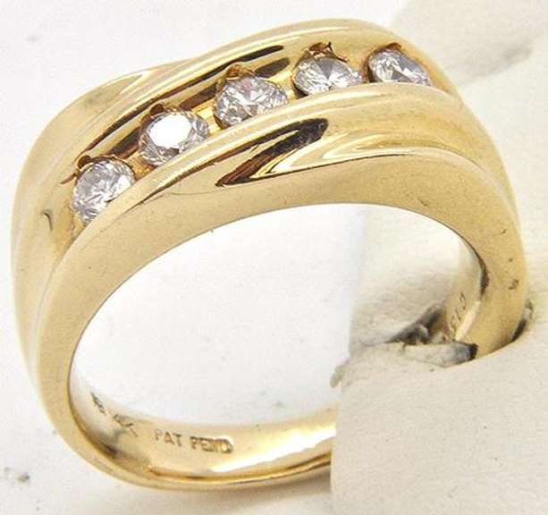 Elegant Gents 14kt Gold Diamond Ring