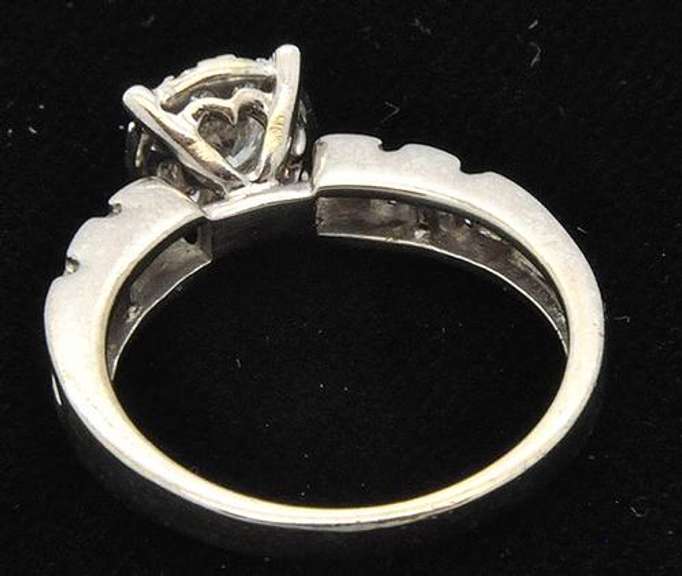 LADIES 14 KT WHITE GOLD DIAMOND RING
