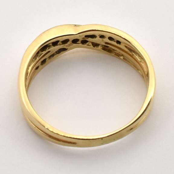Chic Diamond Crossover Ring