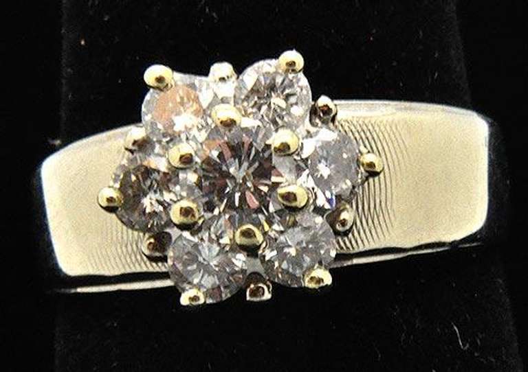 LADIES 14KT WHITE GOLD DIAMOND CLUSTER RING.
